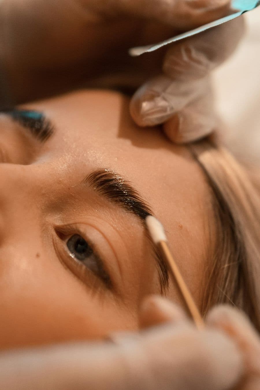 Powder brows — soft ombre finish (photo: Le Petit, Unsplash)