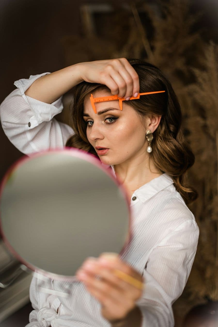Brow mapping before the procedure (photo: Kateryna Hliznitsova, Unsplash)