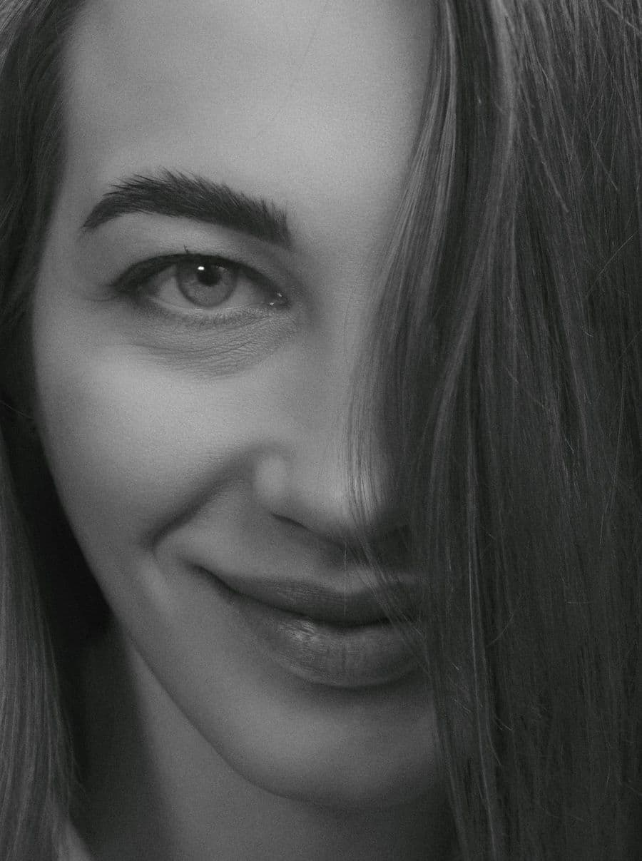 Healed powder brows (photo: Alexander Krivitskiy, Unsplash)